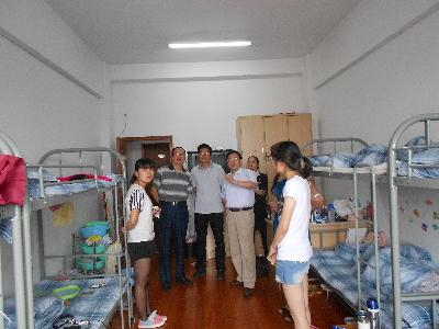 院领导们视察实习生宿舍，了解同学们的住宿及实习情况